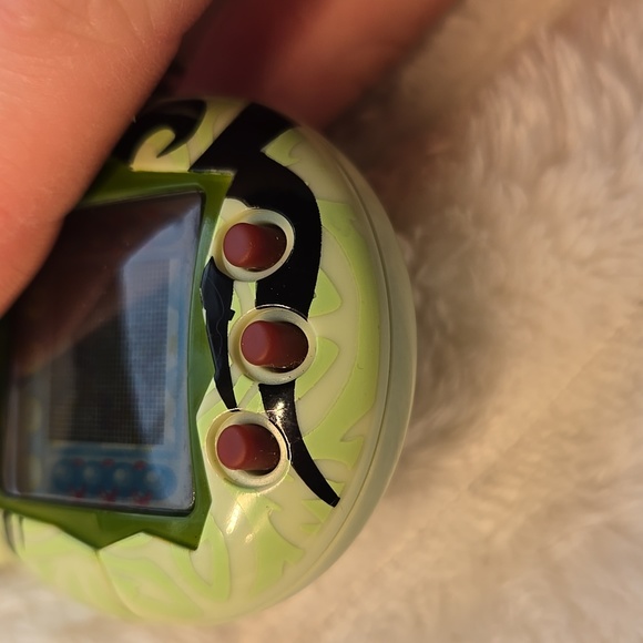 Tamagotchi Connection v4.5 English Green Tribal USA Shell 2007 - Picture 10 of 10